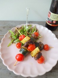 Asia-Nudelsalat mit Gemüse-Spießen
