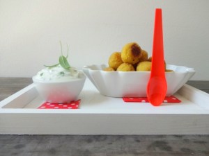 Mais-Kugeln mit Kräuter-Dip