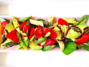 grüner Spargel mit Erdbeeren