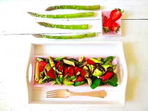 Grüner Spargel mit Erdbeeren